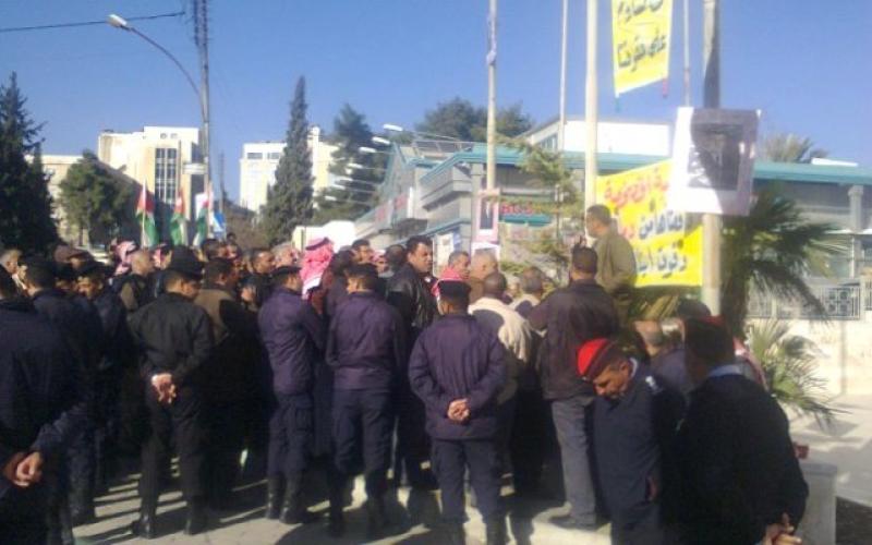 مفصولو "أورنج" يجددون اعتصامهم ويلوحون بالاستمرار