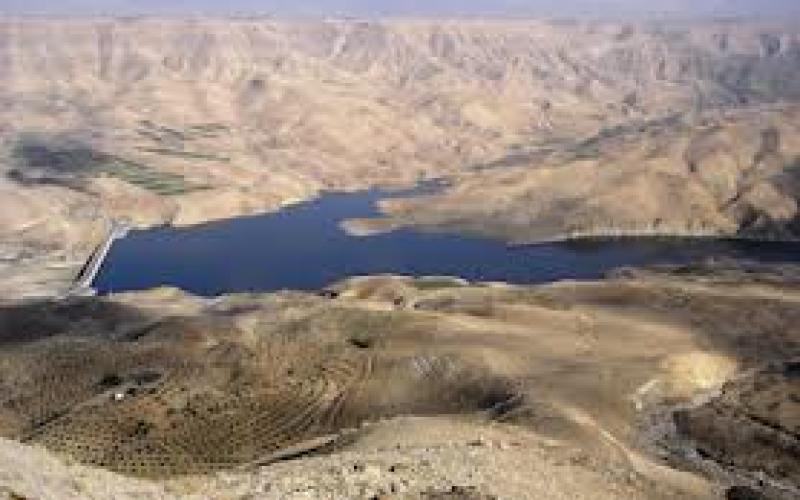 انهيار طريق فرعي قرب سد الموجب