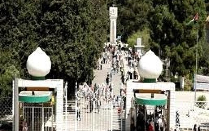 طلبة الأردنية يعتصمون احتجاجاً على الدفع قبل التسجيل
