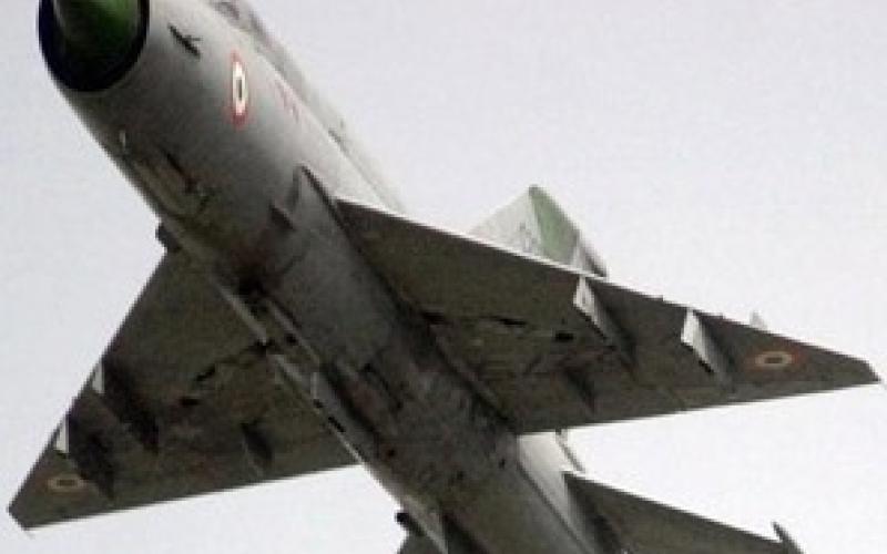 طائرة عسكرية سورية تحلق قرب الحدود