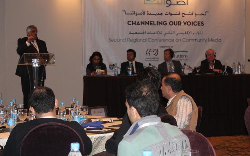 إذاعات مجتمعية تجتمع لكسر الاحتكار الرسمي للفضاء 