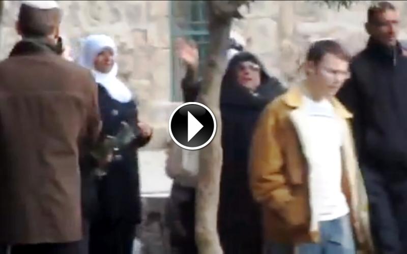 بالفيديو: اعتداءات وخلع حجاب طالبة بالأقصى