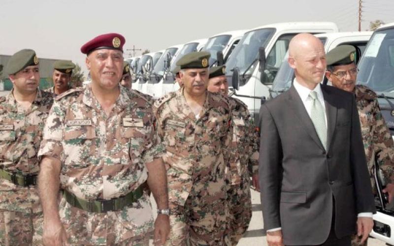 تسلم آليات عسكرية كندية للتعامل مع أزمة اللاجئين السوريين