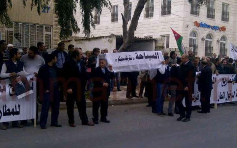 أصحاب المكاتب السياحية ينقلون اعتصامهم لدوار المطار