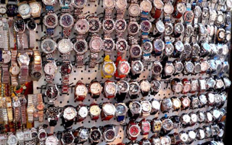 اربد: القبض على ممتهن بيع ساعات مقلدة 