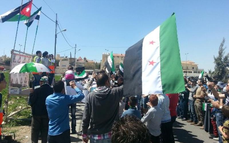 سوريون يعتصمون أمام سفارة بلادهم في عمان