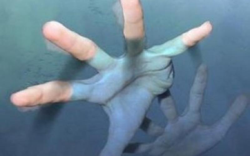 وفاة رجل وطفلته غرقا وآخر بحادث تصادم