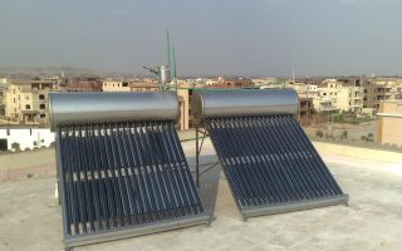 الزامية السخان الشمسي: توفير للطاقة يقابله زيادة بهدر الماء واسعار الشقق 