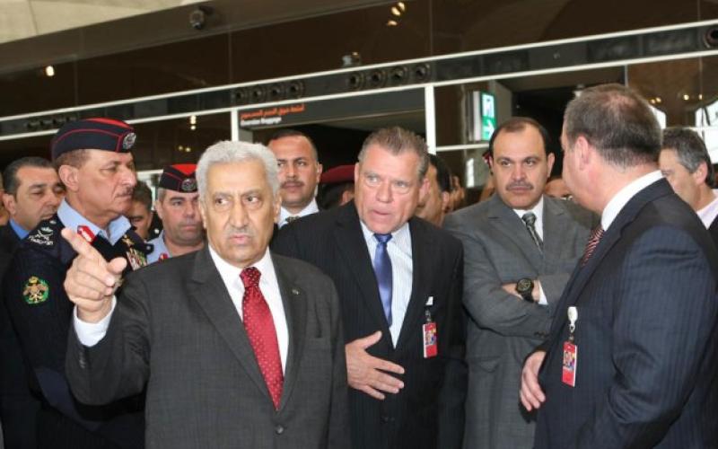 النسور يوجه بحل ملف المكاتب السياحية في المطار