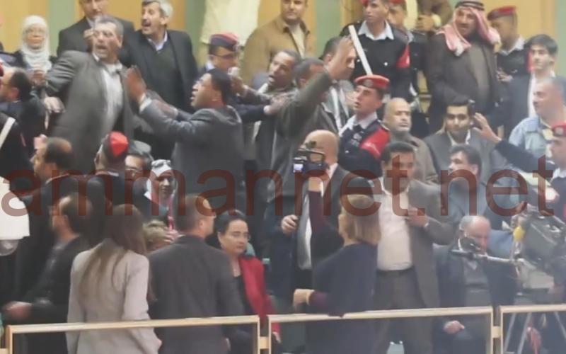 فوضى في شرفات مجلس النواب بعد حصول الحكومة على الثقة- عدسة غسان فرج 