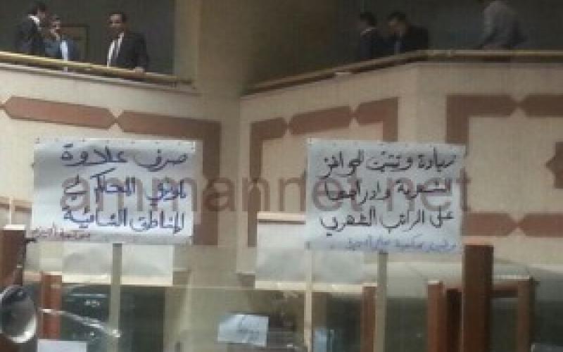 موظفو قصر العدل يواصلون اعتصامهم