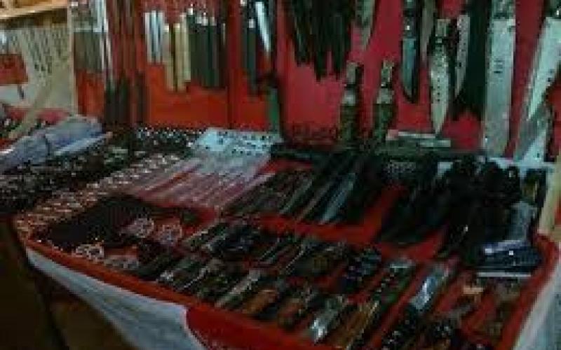 أسلحة بيضاء تباع في شوارع عمان بوضح النهار