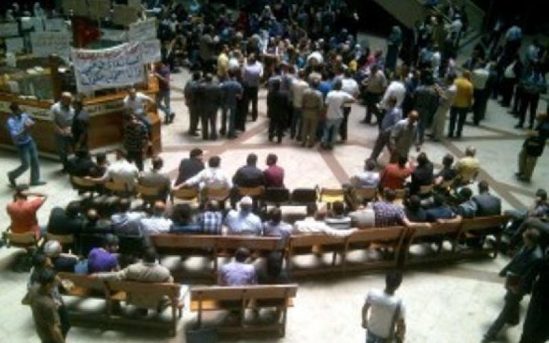 موظفو وزارة العدل يواصلون اضرابهم