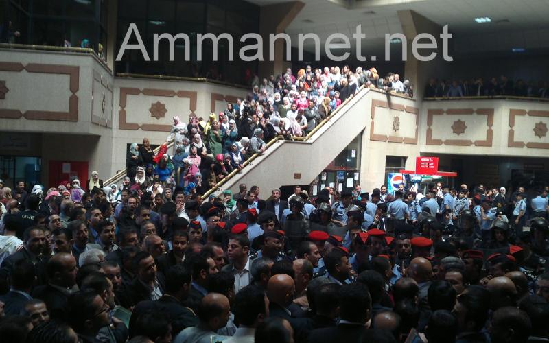 موظفو قصر العدل يطالبون باسقاط الوزير (صور)