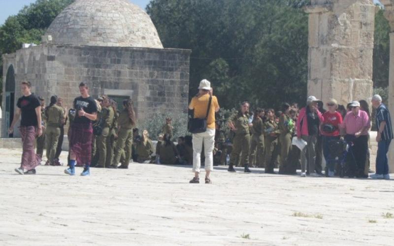 مجندات ومستوطنون يقتحمون باحات الأقصى