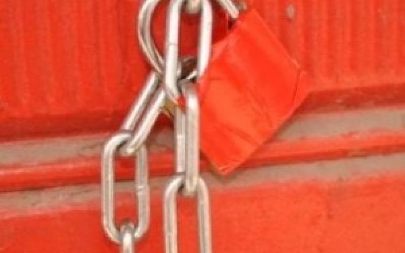 ضبط معدات مهربة ومزورة داخل مستودع شركة