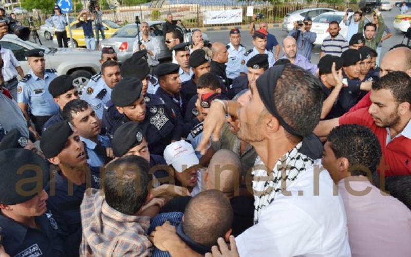 بالصور: توتر خلال اعتصام تضامني مع الأسرى أمام الرئاسة