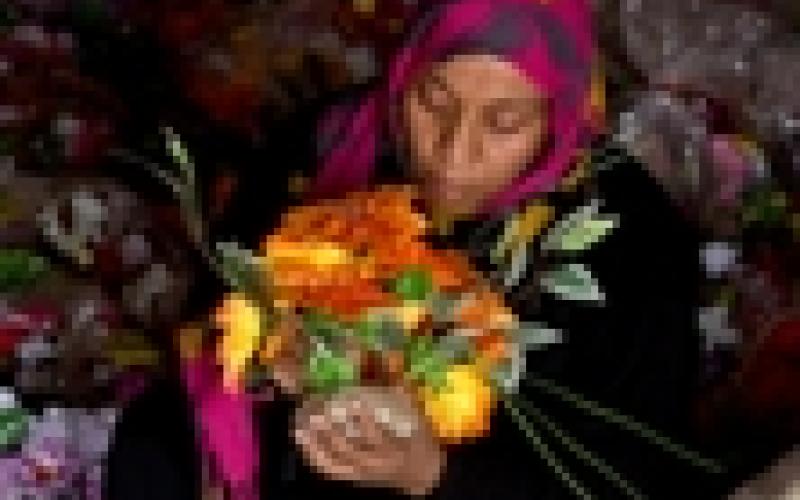 بائعة الورد