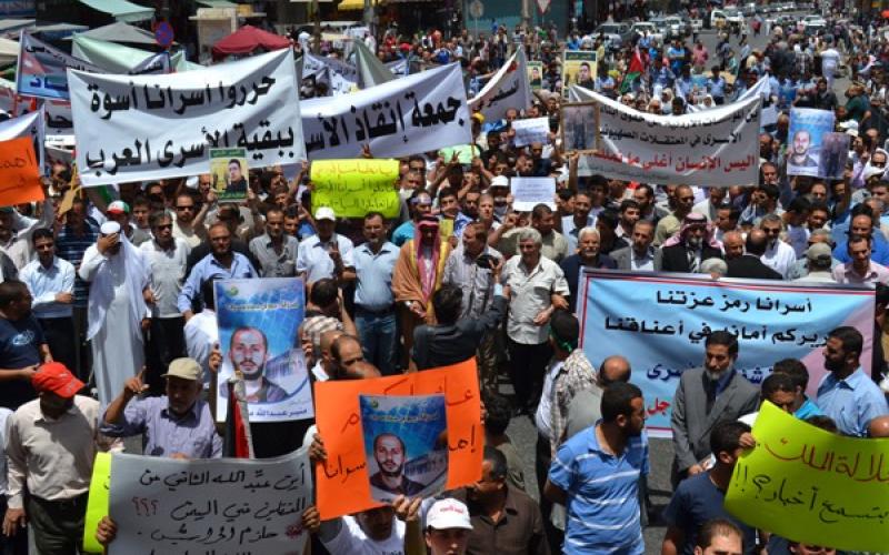 "إنقاذ الأسرى.. جمعة الأكفان" مسيرة حاشدة من أمام الحسيني- صور