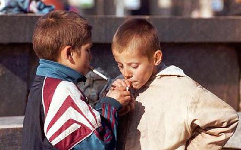 وباء التدخين يغزو مدارس الزرقاء، والرقابة في غيبوبة- صوت