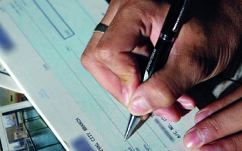 الاردن يستلم مطلوباً بقضية شيكات من السعودية