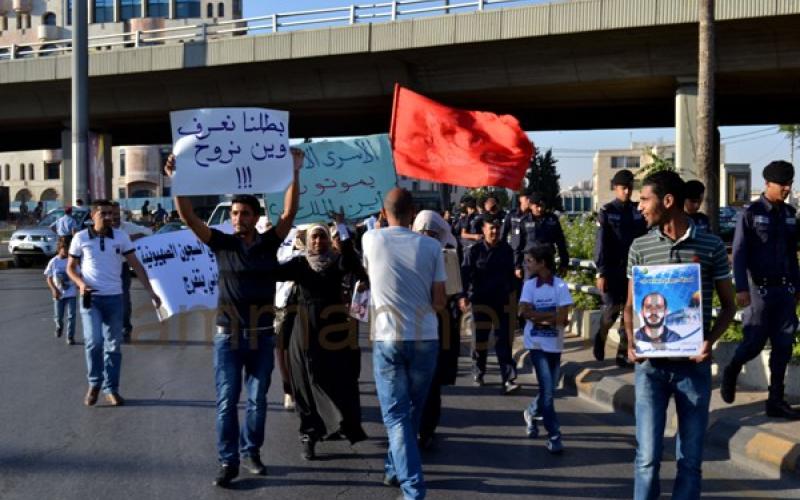 نقل اعتصام أهالي الأسرى للجهة الأخرى من الداخلية- صور
