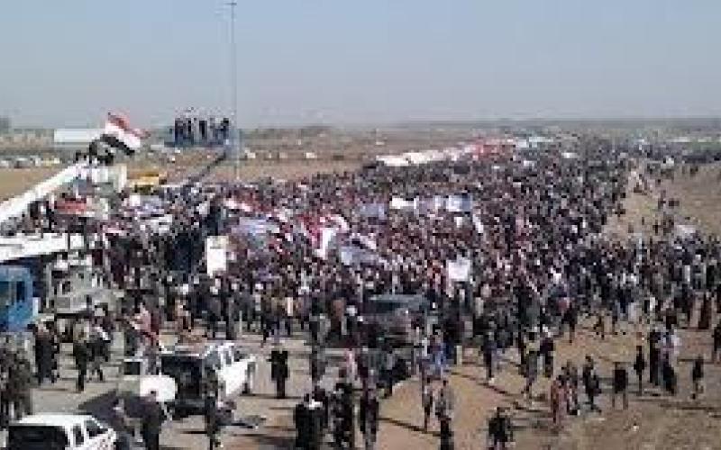 معتصمو الأنبار يغلقون الطريق الدولي للأردن وسورية