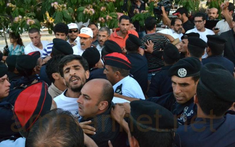 بالصور: اشتباكات بين الأمن وأهالي الأسرى ووقفة للمطالبة بالإفراج عن أحد المشاركين