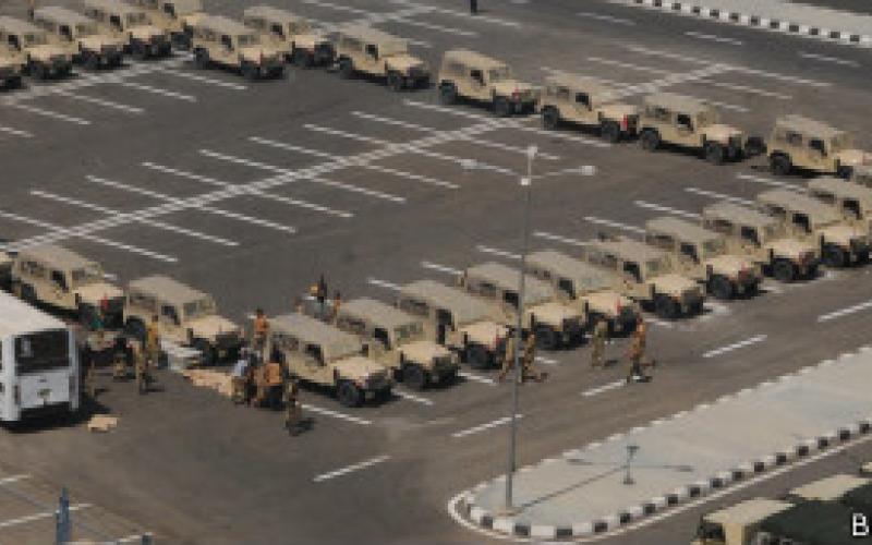 انتشار للجيش المصري "لحماية المنشآت" وترقب لخطاب الرئيس مرسي