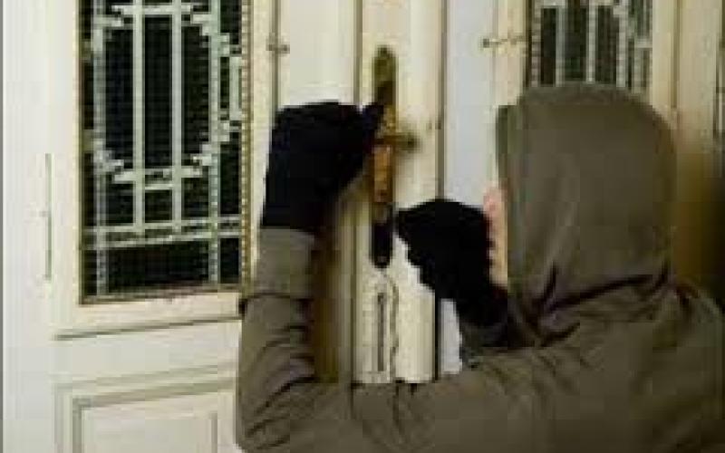 القبض على 3 أشخاص بتهمة سرقة عدد من المنازل