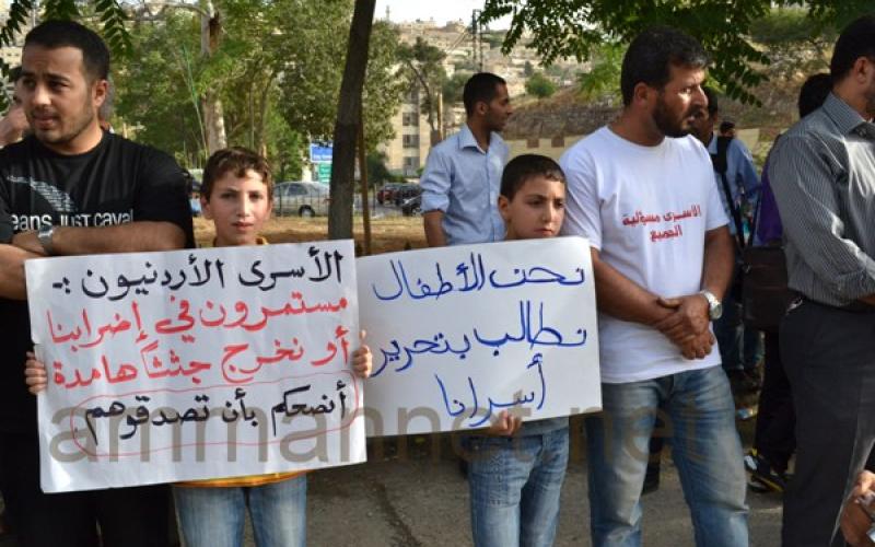 أهالي الأسرى أمام الرئاسة.. و"الأطباء" و"المحامون" يتضامنون مع قضيتهم