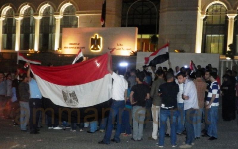احتفال برحيل مرسي أمام السفارة المصرية- صور