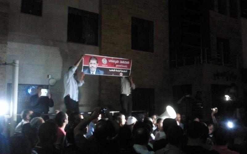 مؤيدو مرسي يعتصمون أمام السفارة المصرية