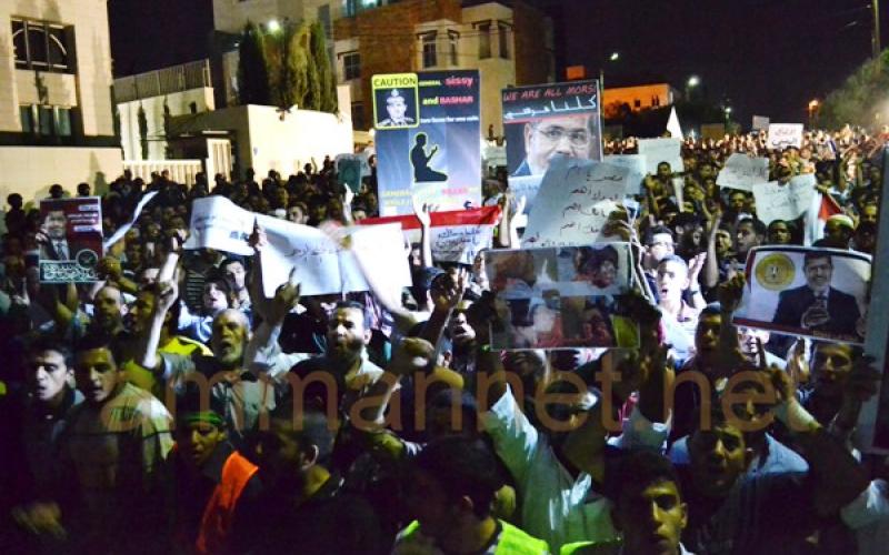 المئات أمام السفارة المصرية تأييدا لـ"شرعية" مرسي- صور
