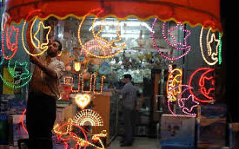 أردنيون يستقبلون رمضان بالزينة