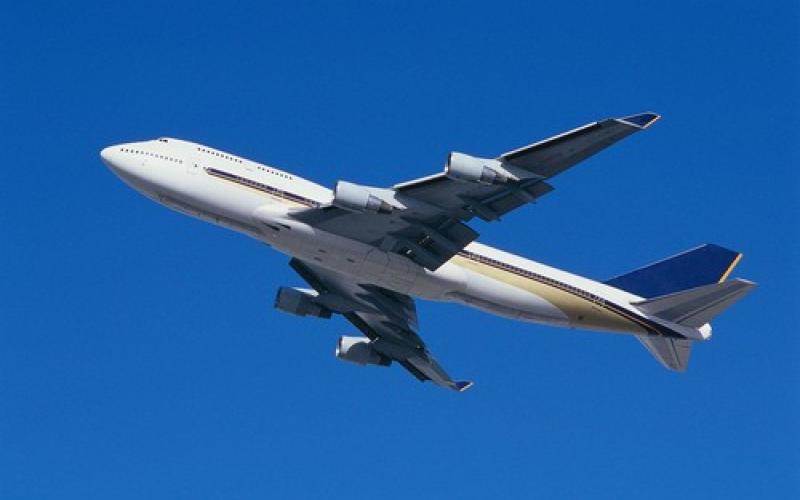 طائرة يونانية تهبط هبوطاً اضرارياً في مطار اللد