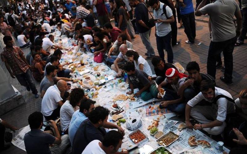 "هات فطورك".. إفطار جماعي في الرينبو