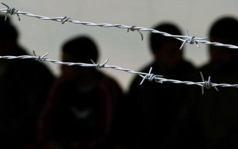 رسالة من محامي الأسرى: مضايقات بسجنهم تطال كرامتهم الإنسانية