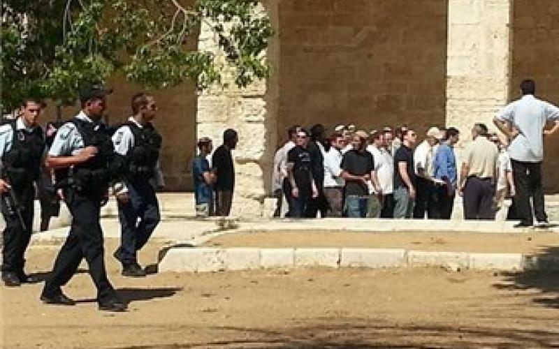 العشرات من المتطرفين يقتحمون الأقصى وسط حماية اسرائيلية