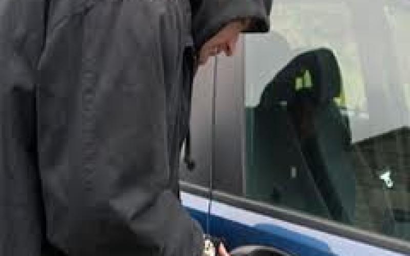 القبض على سارقي سيارات.. وضبط 323 حبة كبتاجون