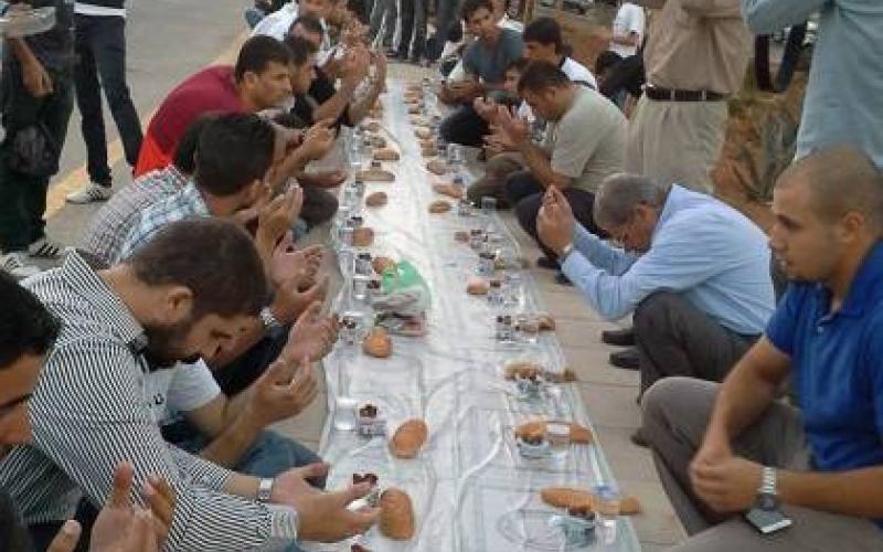 إفطار تقشفي أمام القصور ووقفة تضامنية مع الأسرى- صور