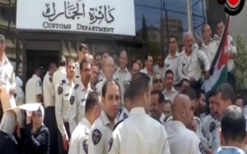 الجمارك تعيّن متقاعدين لتلافي خسائر الاضراب