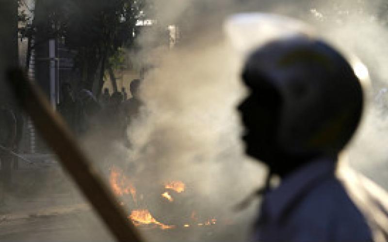 الأزمة في مصر: مقتل مجند وإصابة 17 في هجوم بقنبلة على قسم شرطة بالمنصورة