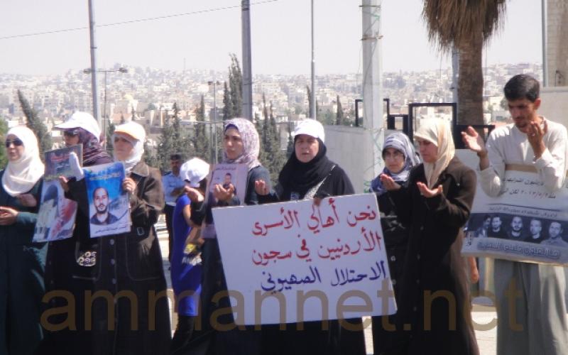 مؤسسة الضمير: معاملة مهينة للأسرى المضربين عن الطعام