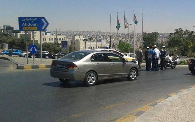 شرطة السير تخالف متضامنين مع أهالي الأسرى- صور