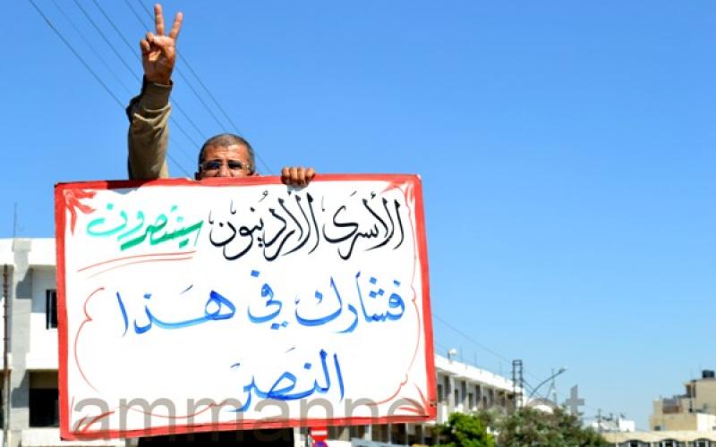 نقل الأسرى المضربين عن الطعام للمستشفى والأهالي يعتصمون أمام النواب