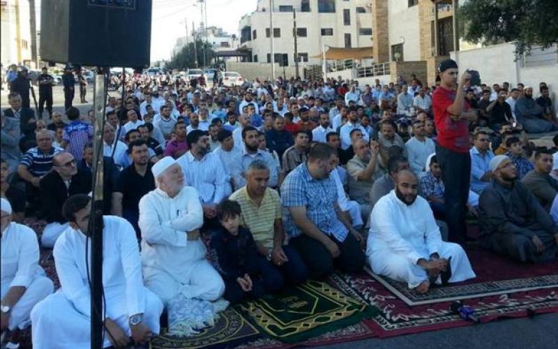 صلاة العيد أمام السفارة المصرية تأييدا لـ"شرعية" مرسي