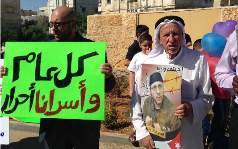 معايدة أهالي الأسرى أمام القصور- صور