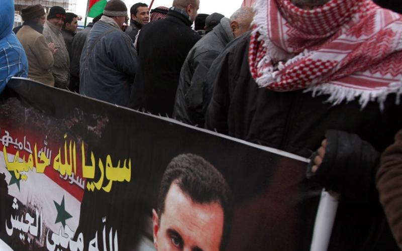 ناشطون يثمنون إنجازات الجيش السوري أمام السفارة