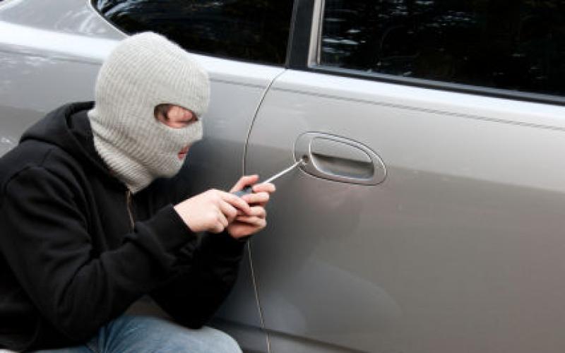 طالب سعودي "يشتري" سيارته المسروقة بـ3000 دينار